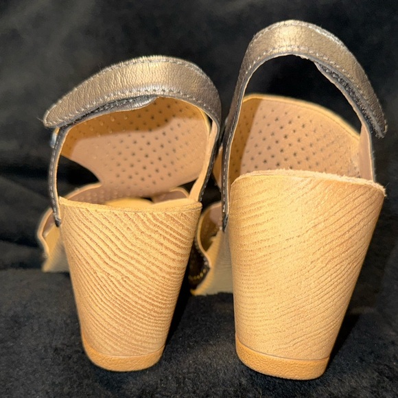Dansko Silver Sandals with Perforated Upper and Slingback new* - Picture 10 of 16